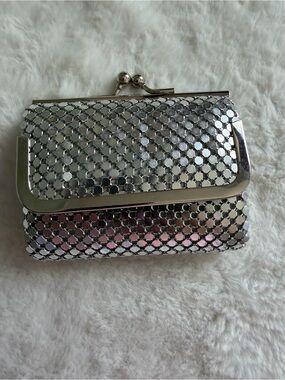 Y&S Original
ilver Metallic Mesh Kiss LOCk
Wallet Clutch / Tri-Fold Coin Purse
